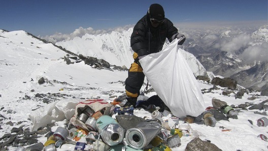 Голема акција за отстранување на повеќе од 100 тони отпад од Монт Еверест